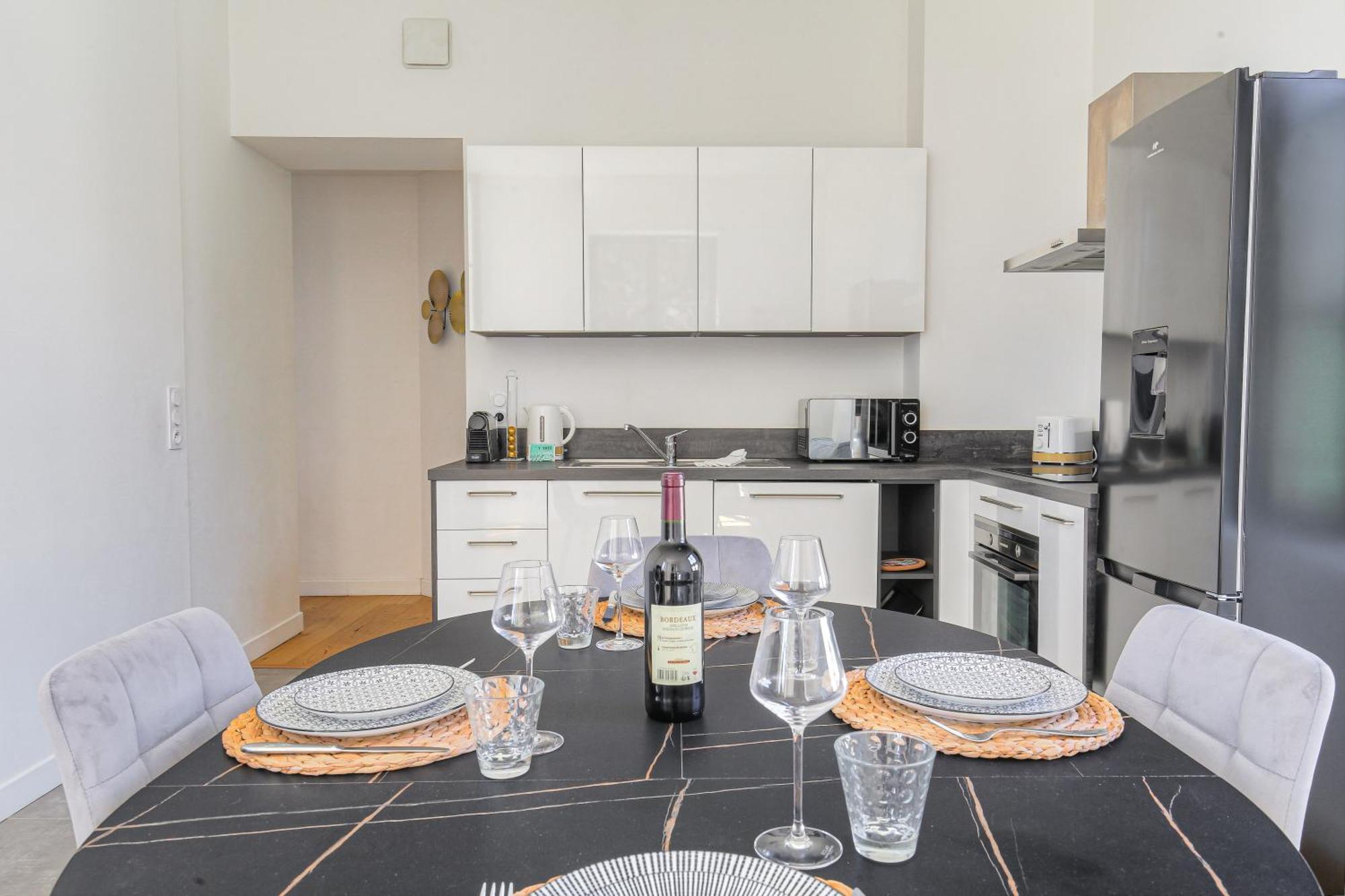 Chateau Ecully - Appartement 2 Chambres - Terrasse & Parking Экстерьер фото